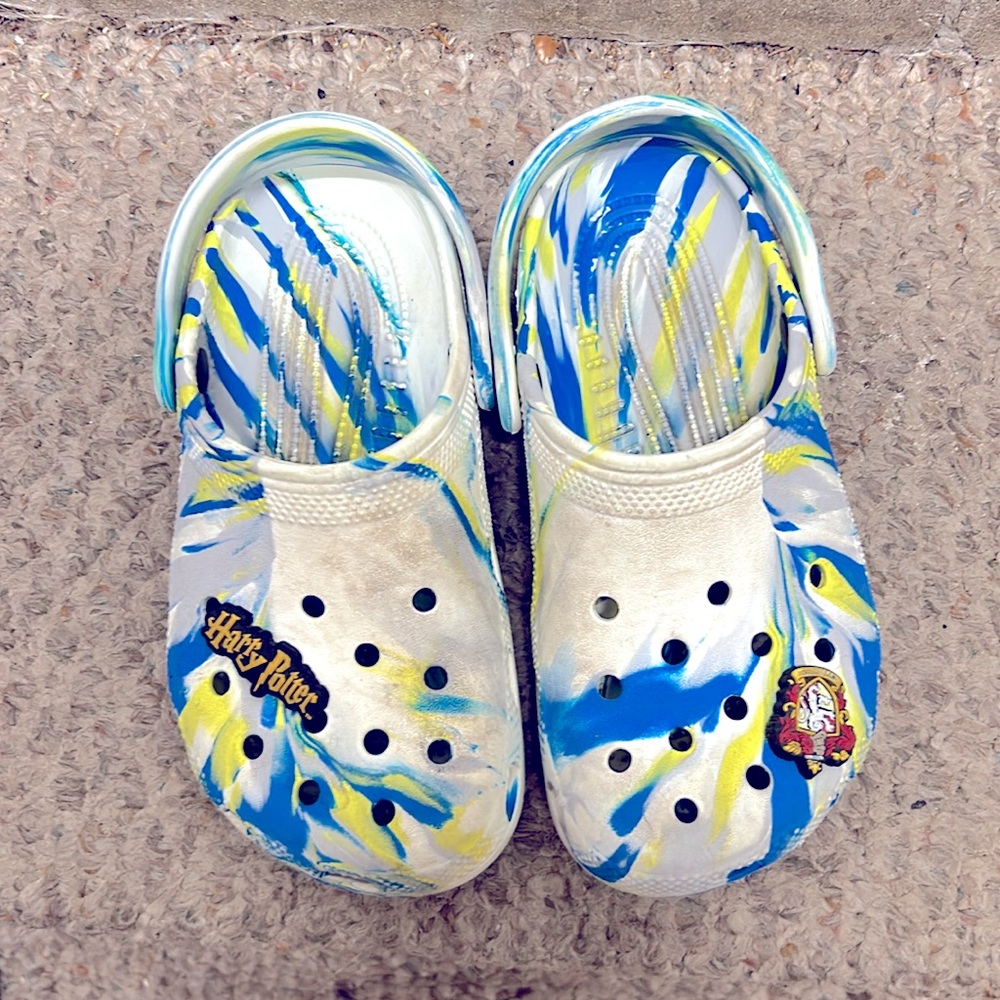 Blue, yellow and white kid crocs (J2)